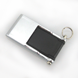 擺出微型 USB 隨身碟 TUFD134 紀念品